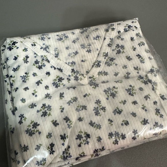 P.S. Kate white and blue floral feminine tank with pocket. Size 2X - Picture 9 of 10